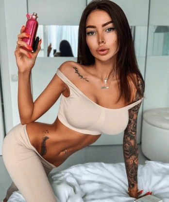 Искушающая красавица зовет в гости на незабываемые минуты страсти. Гарантирую индивидуальный подход и максимум удовольствия. Звони, не пожалеешь! 3598, 20 лет